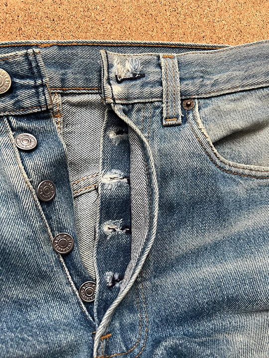 5つのボタンホール全箇所の修理前の状態